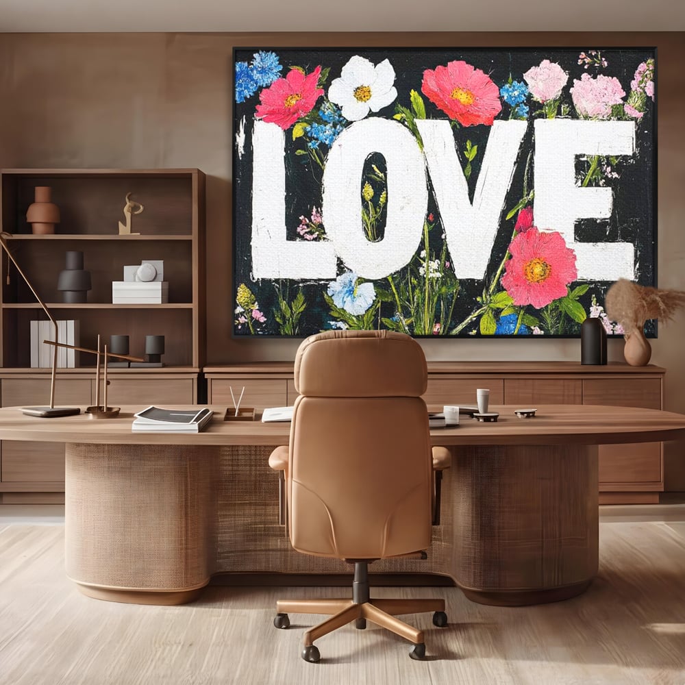 Tablou canvas cu tablou canvas cu flori si cuvantul love, in rama de aluminiu negru, pe perete intr-un birou